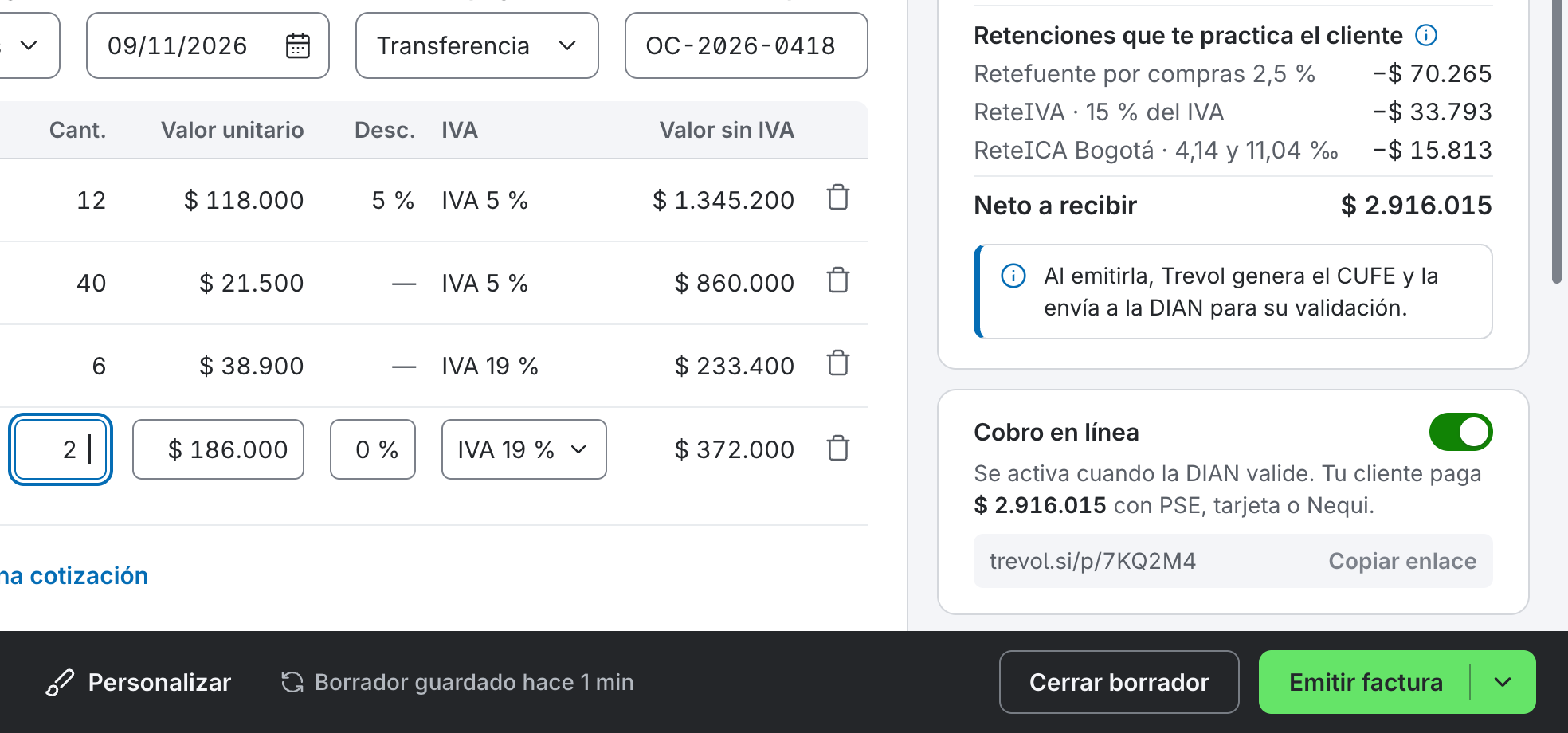 Nueva factura a tamaño real: cantidades y valores de las cuatro líneas con el foco en la cantidad de la línea 4, las retenciones que practica el cliente, el neto a recibir de $ 2.916.015, el cobro en línea en trevol.si/p/7KQ2M4 y la barra inferior oscura con «Emitir factura» en Chispa. Maqueta ilustrativa con datos de ejemplo.