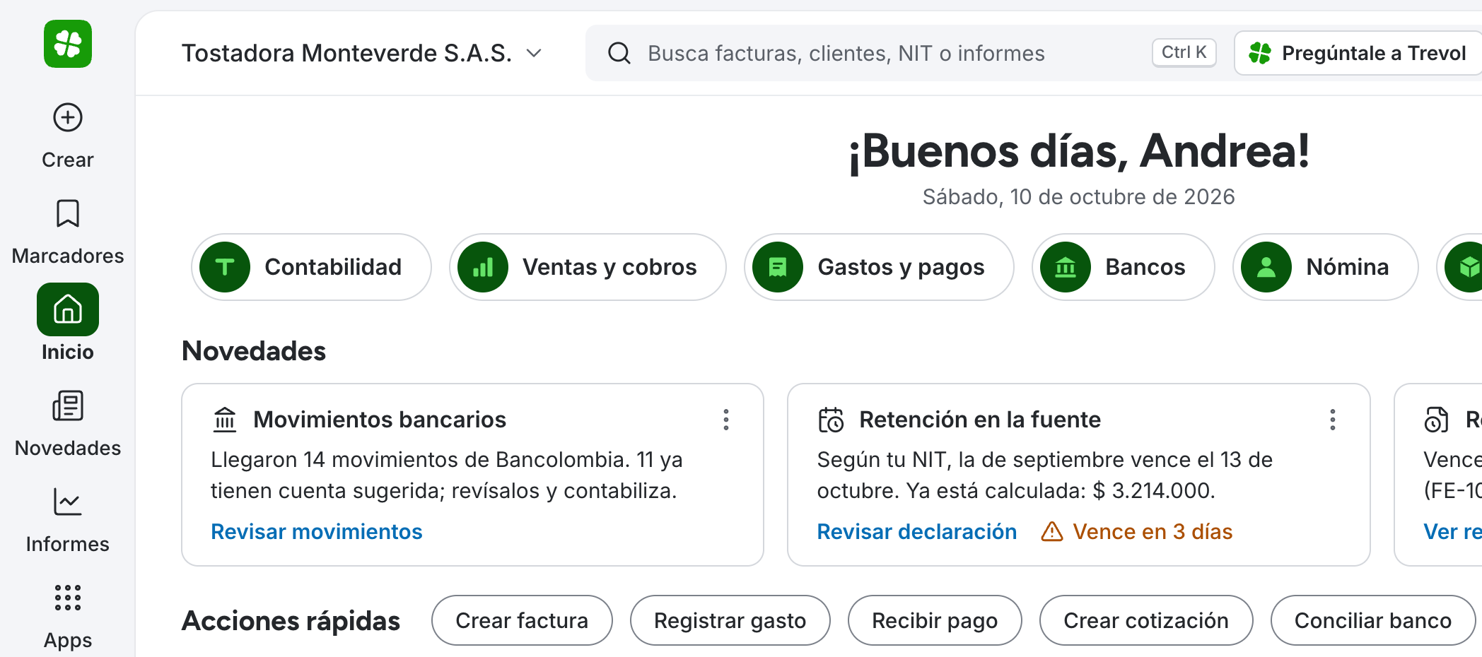 Inicio a tamaño real: la barra lateral con el ícono de app arriba y las etiquetas Crear, Marcadores, Inicio, Novedades, Informes y Apps; el buscador «Busca facturas, clientes, NIT o informes» con el botón «Pregúntale a Trevol»; el saludo; las píldoras de los módulos; las novedades de movimientos bancarios y de la retención en la fuente de septiembre, ya calculada en $ 3.214.000; y las acciones rápidas Crear factura, Registrar gasto, Recibir pago, Crear cotización y Conciliar banco. Maqueta ilustrativa con datos de ejemplo.